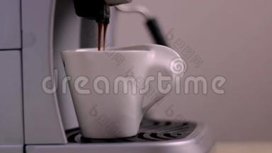 一杯咖啡在咖啡机上